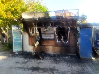 Bakırköy'de İBB'ye ait büfe alev alev yandı