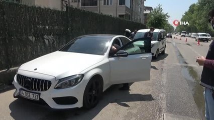 Lüks otomobili ile polisten kaçtı, silah ve sahte izin belgesiyle yakalandı