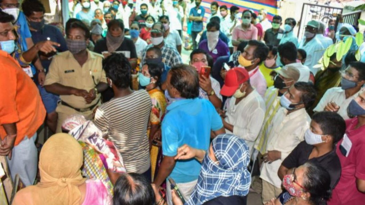 Huge crowd cause chaos at vaccination centres