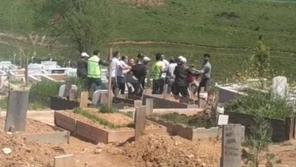 Mezarlıkta kazı sırasında kavga: Kazma küreği alıp birbirlerine girdiler
