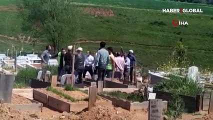 İşçiler mezarlıkta birbirine girdi: O anlar kamerada