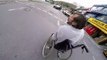 Tekerlekli sandalyedeki engelli vatandaş yol ortasında devrildi, çevredekiler yoluna devam etti
