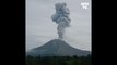 Le volcan Sinabung projette à nouveau une immense colonne de cendres en Indonésie