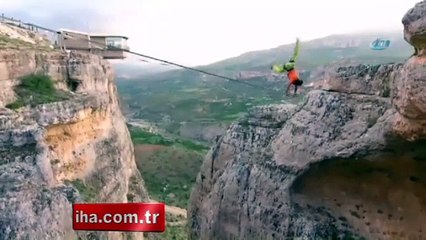 İpin üzerinde amuda kalktı!