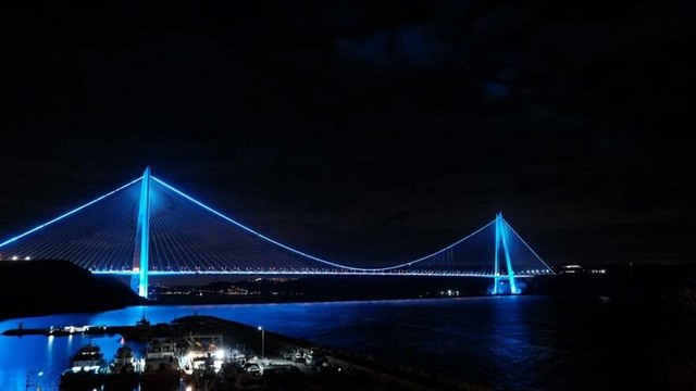 Fatih Sultan Mehmet Köprüsü ‘’Engeliler Haftası’’ nedeniyle maviye büründü