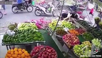 Mẹ dừng xe mua hàng quên tắt máy, con trai vặn ga tông đổ sạp hoa quả