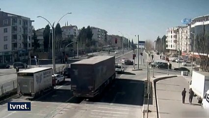 Düz yolda arabayı deviren sürücü