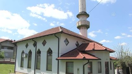 Bosna'daki Jasikovac Camisi savaşta yıkılan alemine gözü gibi bakıyor