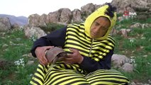 Türkücü Aydın Aydın arı kostümü giyerek hayvanlarla helalleşti