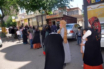 SİVEREK'TE PTT ŞUBESİ ÖNÜNDE KUYRUK