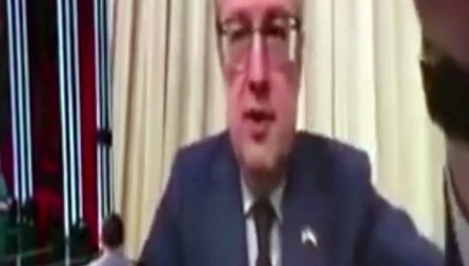 Bakan yardımcısının canlı yayında kediyle imtihanı