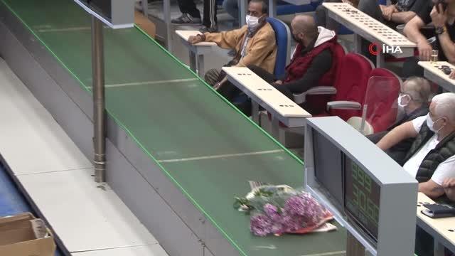 Anneler Günü öncesi çiçek mezatlarında yoğunluk yaşandı