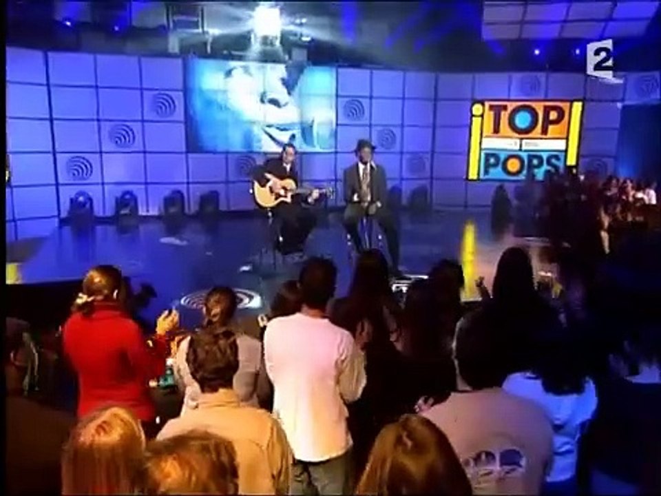 Corneille chante son tube "Parce qu'on vient de loin"