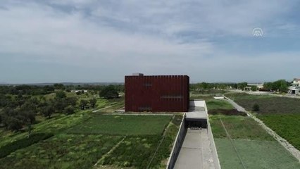 ÇANAKKALE - Avrupa'da yılın müzesi özel ödülünü kazanan müzenin personeline alkışlı karşılama