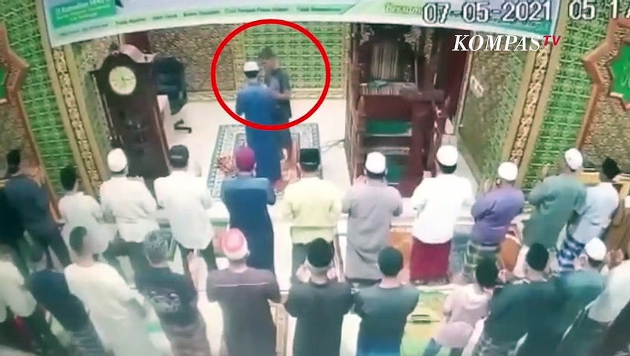 CCTV Merekam Imam Salat Ditampar Pelaku Saat Pimpin Salat Subuh, Ini Penjelasan Imam Salat Juhri