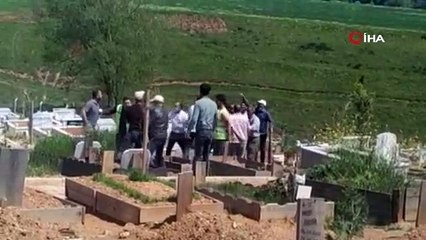 İşçiler mezarlıkta birbirine girdi