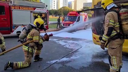 Ônibus em chamas estaciona na Rodoviária