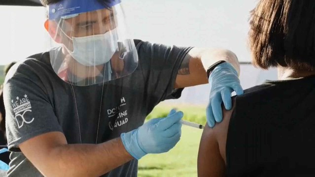 Varios estados de EEUU premian a quienes quieren vacunarse.