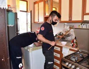 Evinin mutfağında yılanla karşılaştı