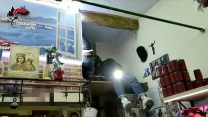 Encuentran oculto en una frutería de Nápoles un arsenal de armas y drogas de la camorra
