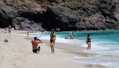 Alanya'da kısıtlamada turistler plajlara akın etti