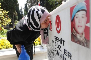 ŞEHİT ANNELERİ, ANNELER GÜNÜ ÖNCESİ EVLATLARININ MEZARINI ZİYARET ETTİ