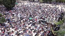 Ramazan ayının son cuma namazını Mescid-i Aksa'da 70 bin kişi kıldı