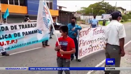Trabajadores de productora de piña realizan protesta - Nex Noticias