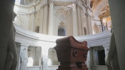 Inauguran exposición con esqueleto de un caballo colgando sobre la tumba de Napoleón