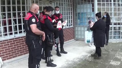Polis ve öğretmenler kapı kapı gezerek çocuklara bayram hediyesi dağıttı
