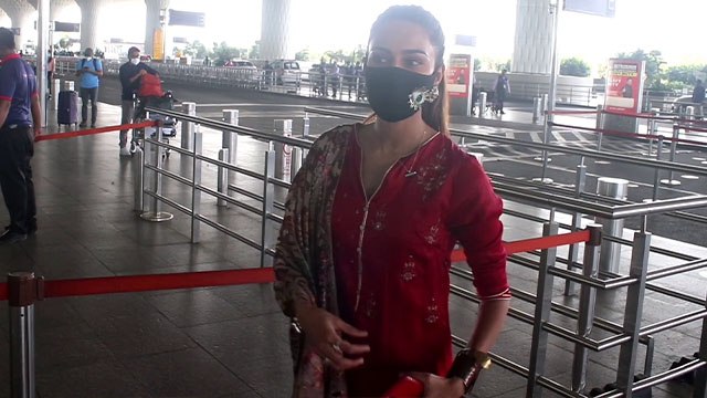 Kasautii Zindagii Kay की फेम Erica Fernandes अपने बर्थडे पर कहां चली, देखिए Video|FilmiBeat