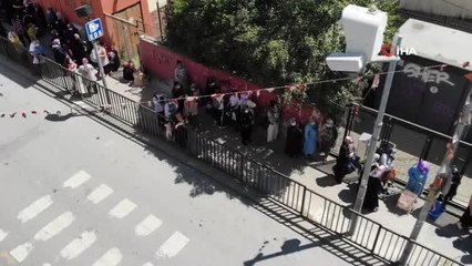Küçükçekmece'de erzak dağıtımında uzun kuyruklar oluştu