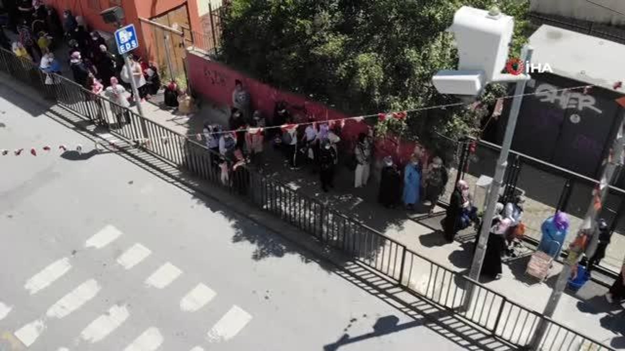 Küçükçekmece'de erzak dağıtımında uzun kuyruklar oluştu
