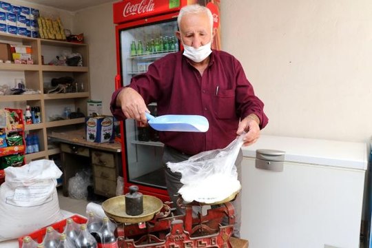Gizemli hayırsever bakkalın veresiye defterindeki borçları ödedi