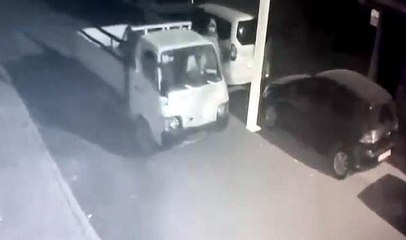 AVCILAR'DA ÇALDIKLARI KAMYONETİ BATTANİYE İLE ÖRTEN 2 ŞÜPHELİ YAKALANDI