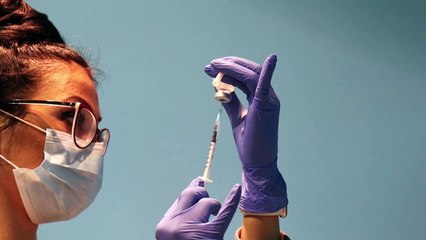 Regulador británico recomienda limitar vacuna de AstraZeneca a mayores de 40 años