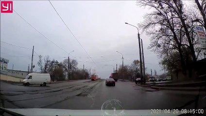 Ce conducteur évite un tram qui déraille d'une façon géniale