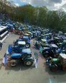 Football : pour le match de la montée, un club hollandais est escorté d'une centaine de tracteurs !