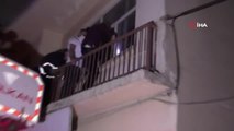 Son dakika haberleri... Polisin itfaiye merdiveniyle içeri girdiği kumar baskınında, çatıda saklandı ceza yemekten kurtulamadı