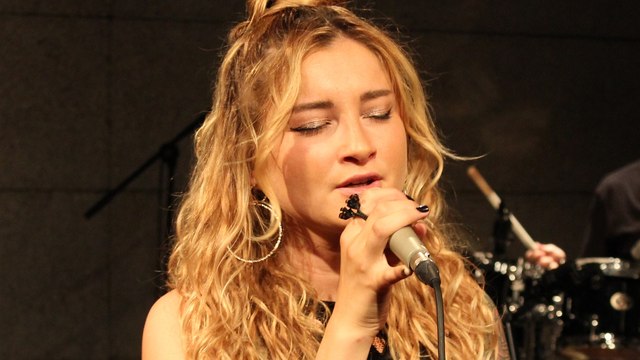 Güliz Ayla - Ilk Öpücük Benden Olsun