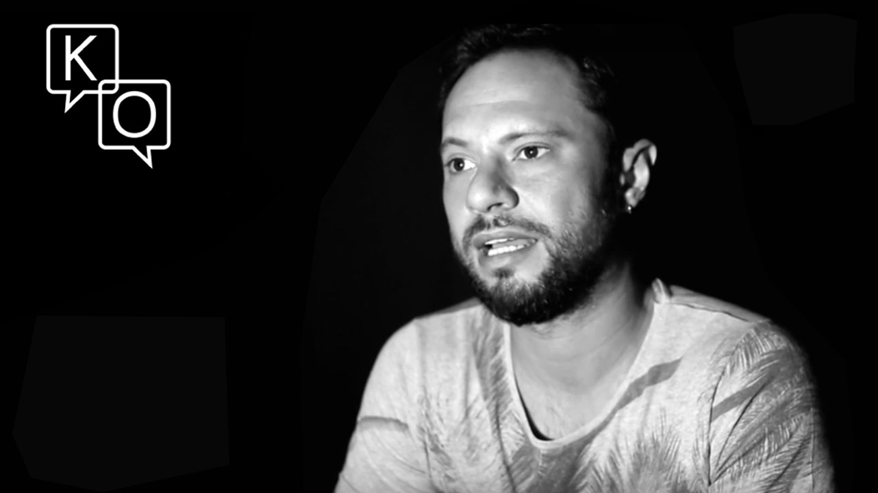 Özgün: 'Kirmizi çorabimdan utandim'