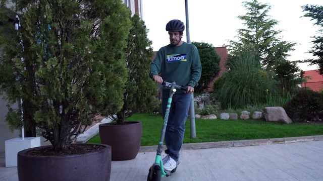 Fernando Alonso prueba la nueva gama de patinetes de Pure electric
