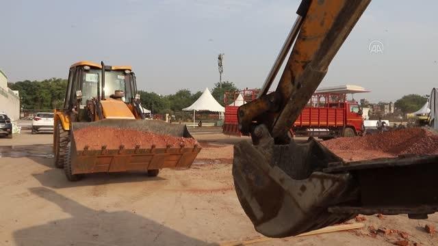 YENİ DELHİ - Salgınla mücadele kapsamında 500 yataklı hastane yapılıyor