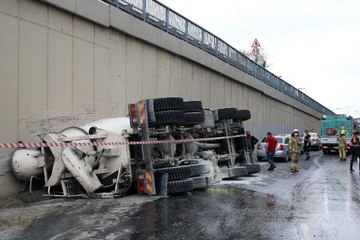 BETON MİKSERİ SAPAKTA DEVRİLDİ, OTOBÜS YOLCULARI YÜRÜMEK ZORUNDA KALDI