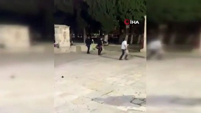 İsrail güçleri, Mescid-i Aksa’ya girerek, ses bombaları ile Filistinlilere saldırdı.