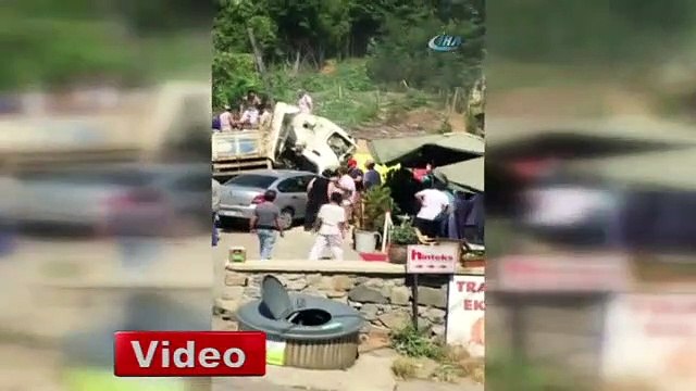 Hafriyat yüklü kamyon araçların arasına daldı