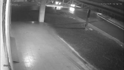 Vídeo mostra Astra rodando na pista após ser atingido por veículo Clio no Bairro Santa Cruz