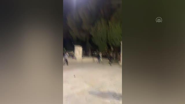 Mescid-i Aksa'ya giren İsrail polisi, Kıble Mescidi'nin içinde namaz kılan cemaate ses bombalarıyla saldırdı