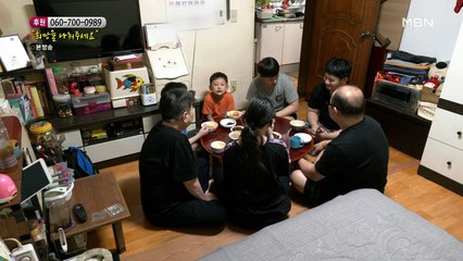 화목한 저녁식사 시간을 갖는 식구들