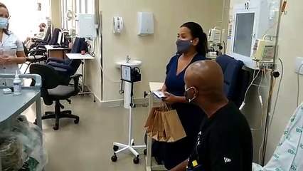 Esposa de paciente com câncer se emociona em última sessão de quimioterapia